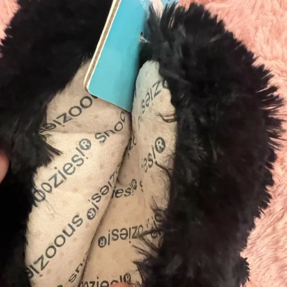 NWT  Cute Baby Snoozies Kitten slippers. Size 0-3mos